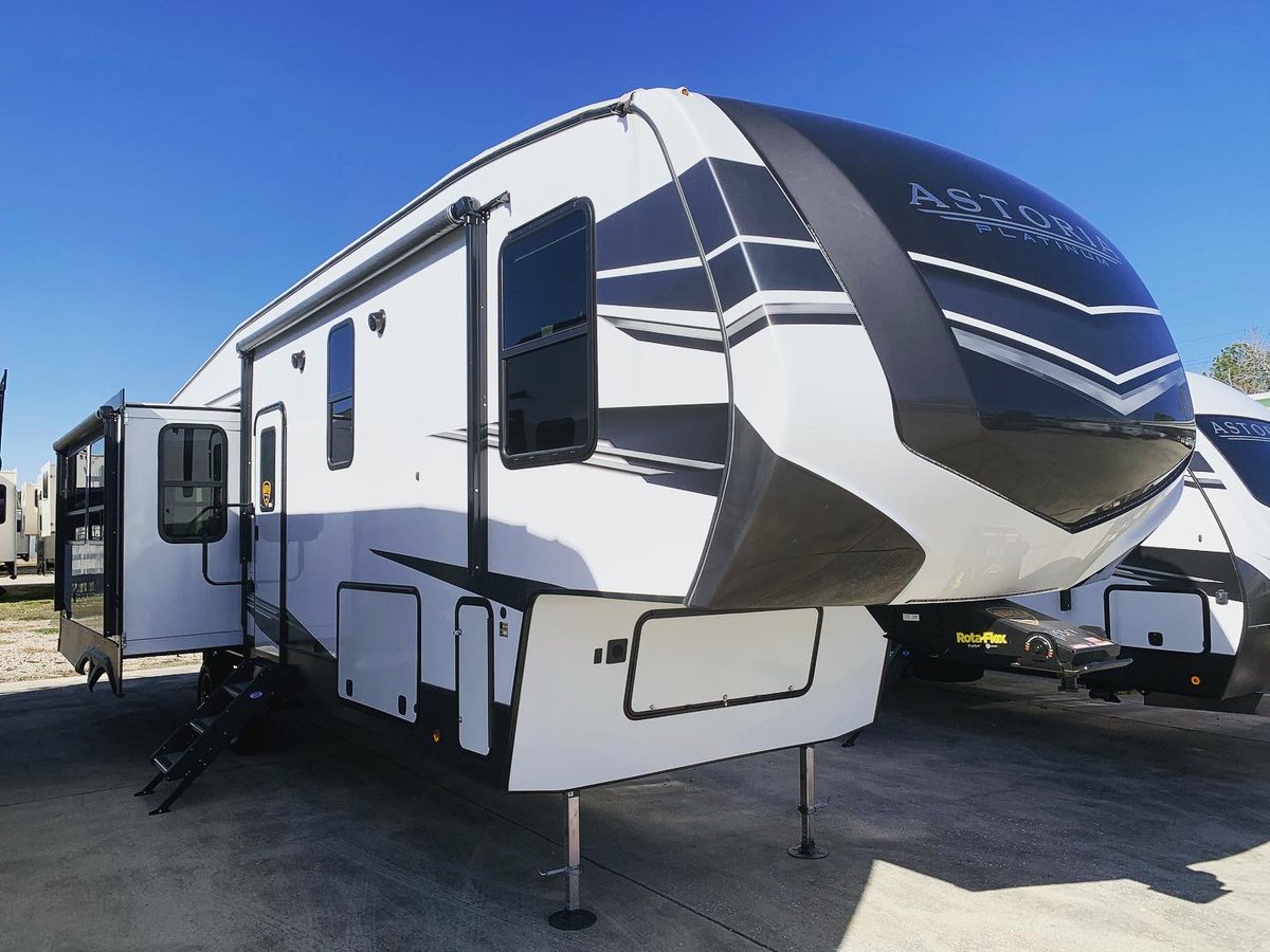 demontrondrvhou's tweet photo. Full loaded is what we like call our choice for #fifthwheelfriday!!! Meet the 2021 @DutchmenRV Astoria 3173RLP a fifth wheel that has it all! Spacious and affordable, this is the perfect upgrade for your family’s camping trips! #RVLife #getstuckoutside
https://t.co/kBTJGs5ZLu https://t.co/hd5arcnJEj
