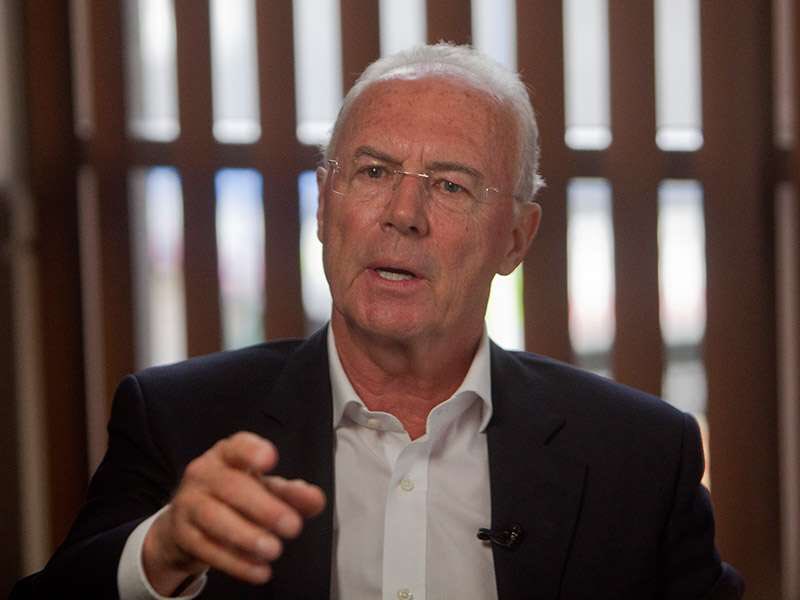 Franz Beckenbauer : «Dans les années 60, le meilleur était Pelé. Dans les années 70, c'était Cruyff. Dans les années 80, c'était Maradona. Et dans les années 90, c'est Laudrup.»