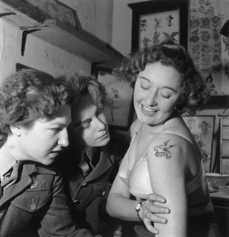 Thread: Absolutely adore these photos of a clearly awesome woman getting inked by the even more awesome Jessie Knight, Britain’s first female tattoo artist. Knight began tattooing at just 18 years old in 1922, continuing professionally through the 1960s, though it’s said... 1/3