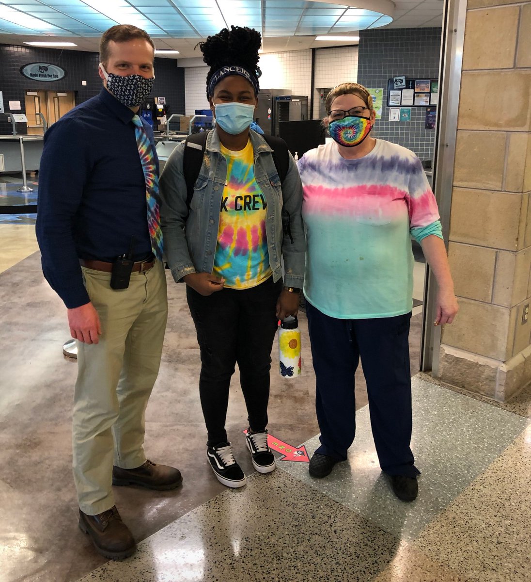 Lancer_Crew's tweet image. Tie-Dye FriDay✌️Link Leaders bring the spirit #tiedye #LinkCrew #TotalSupport #GoBills #SchoolIsStillFun