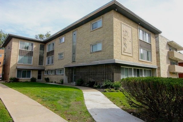 Earlier  @53viroqua shared her pic of 1519 Bonnie Brae, River Forest built in 1957. (This is a real estate photo) I suspect Esposito was involved w/this one as it’s located a block from his office, dates from when his company was working, & features his trademark limestone plaque.
