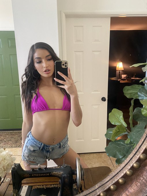 1 pic. First day back on set this year for @Babes  ✨ starting  my year off so so goood 🖤🖤 https://t.<a class="tags" href="/tag/babes">@babes</a>