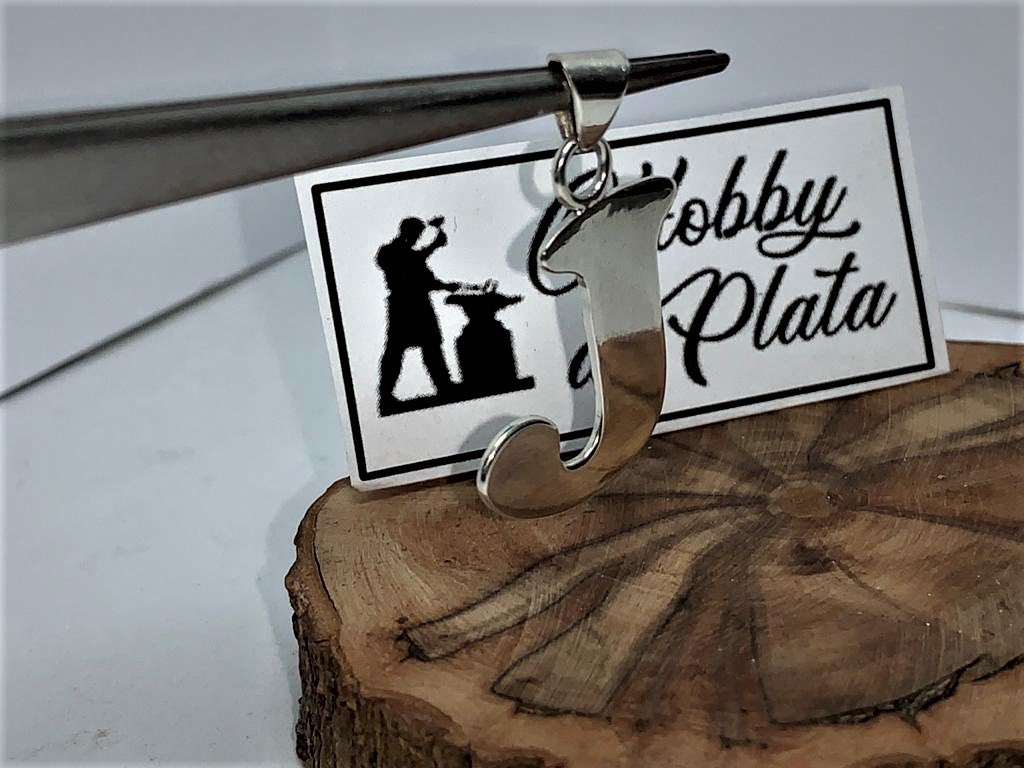 hobbydeplata's tweet photo. Como siempre en plata 950 y hecho a mano un colgante y un anillo, el tamaño del colgante de como una moneda de 100 antigua; el anillo es adaptable, ya que al no ser cerrado es sencillo de ajustar,
Colgante (cualquier letra)... 7.500 pesos
Valor del anillo corazón.... 7.500 pesos https://t.co/NW1YPk4c5G