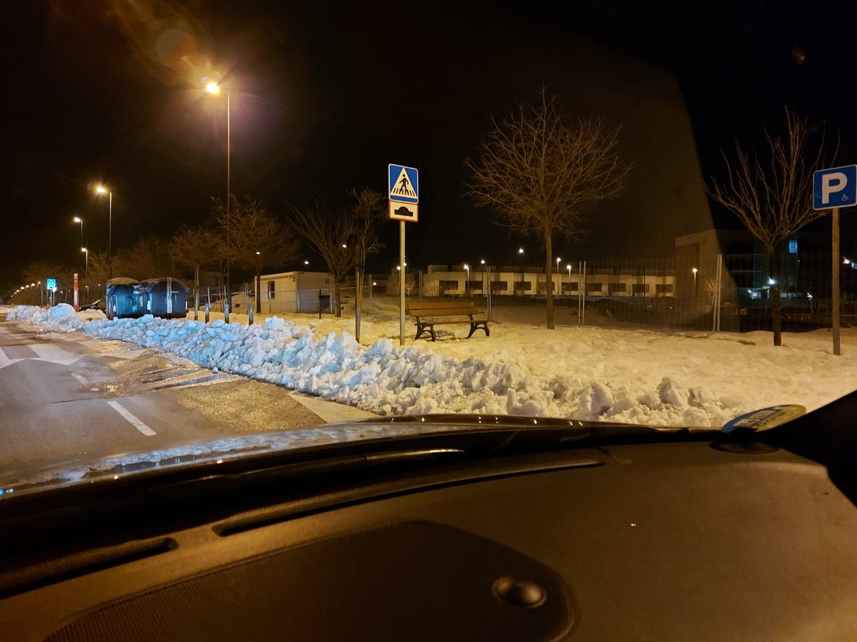 eva_gonzva's tweet photo. @aytogetafe @LymaRedsocial @PoliciadeGetafe No pensáis volver a pasar por Buenavista!?Av.Manuel Azaña aceras intransitables, la gente va por la carretera y la carretera tiene placas de hielo,los coches patinan. Hasta q no pase algo grave no haréis nada?@sara_heba De vergüenza! https://t.co/GolS2X7gn1