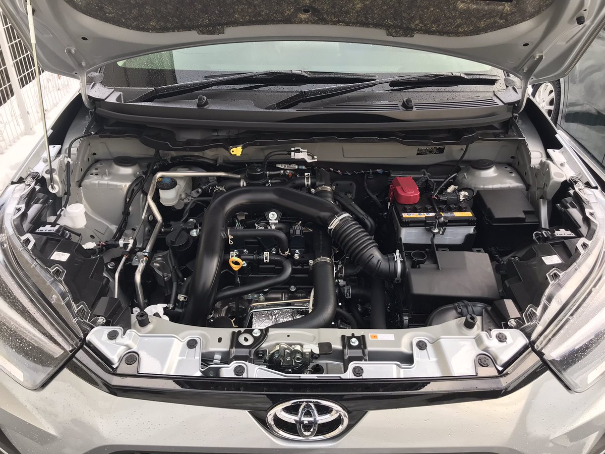 Advanceblast_10's tweet photo. ライズの心臓部をチェック💓
996cc3気筒ターボの加速にびっくり‼️
このボディのボリューム感から1000cc切るエンジンでこのパワー💪
改めて惚れ直しですや🚙

#ライズ
#RAIZE
#エンジン
#3気筒ターボ
#トヨタ
#車好き https://t.co/xKseYWFw1U