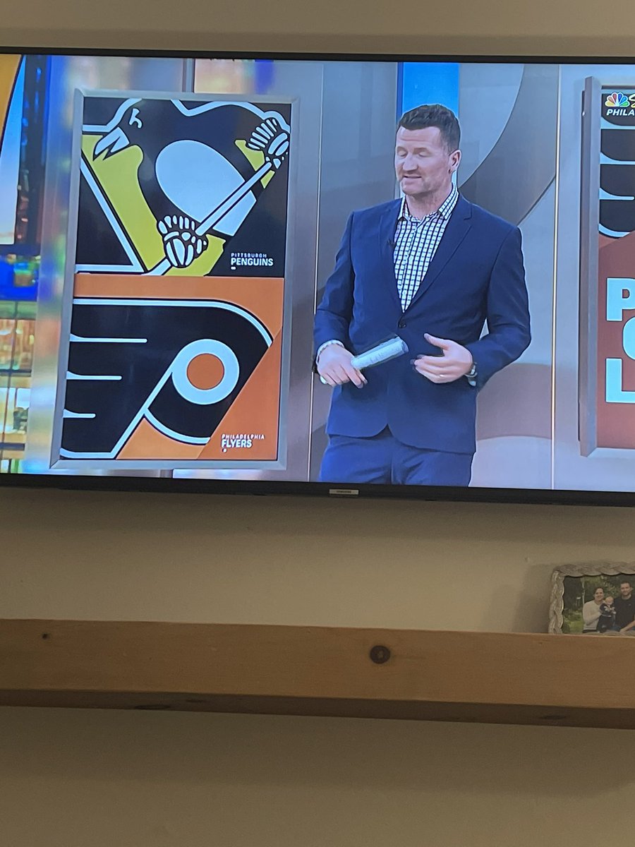 It’s not a great pic, but <a href="/Hartsy43/">Scott Hartnell</a> looks like a natural on <a href="/NHLFlyers/">Philadelphia Flyers</a> pregame #AnytimeAnywhere