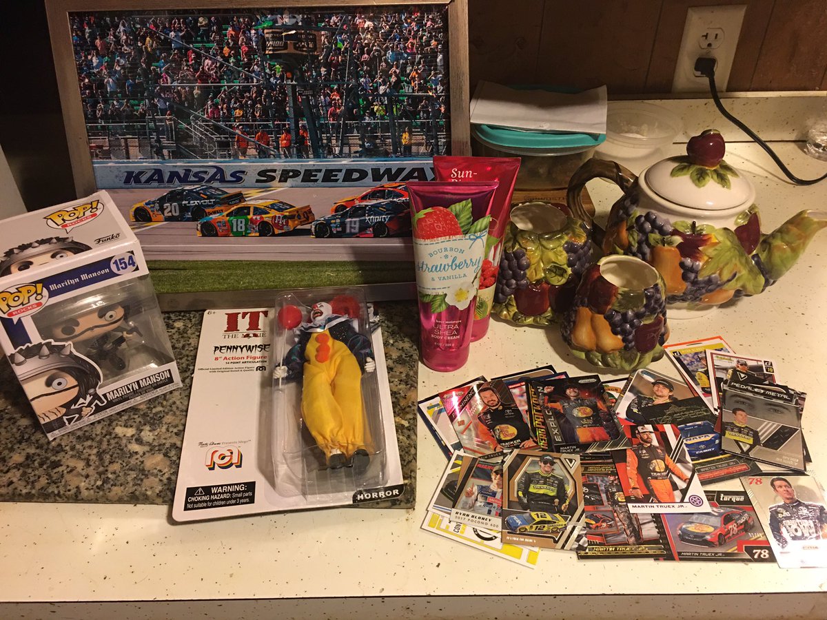 Dawn9469's tweet photo. My Brother @Hesstd2 & Sis #TwitterlessAmanda are amazing!!! Received these goodies today...and I am tickled pink!!! Thank you, thank you, thank you!!! โค๏ธ๐ https://t.co/6quA5jrpeF