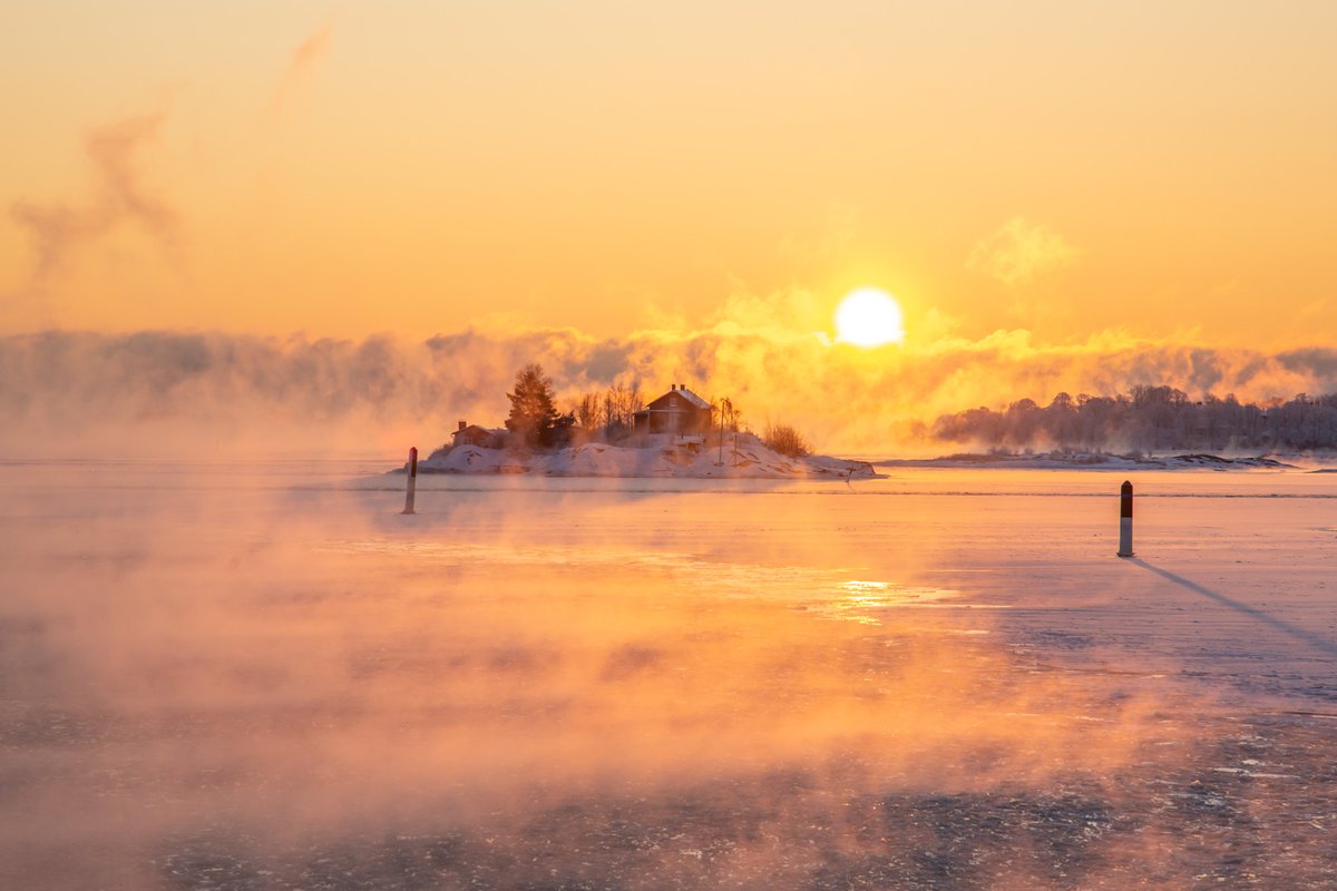 AnjaHkkinen's tweet photo. Mukava talvikeli, aamulla reilu 20 astetta pakkasta ja kohtalainen pohjoistuuli #Helsinki #merisavu #seasmoke https://t.co/N5neW2up3w