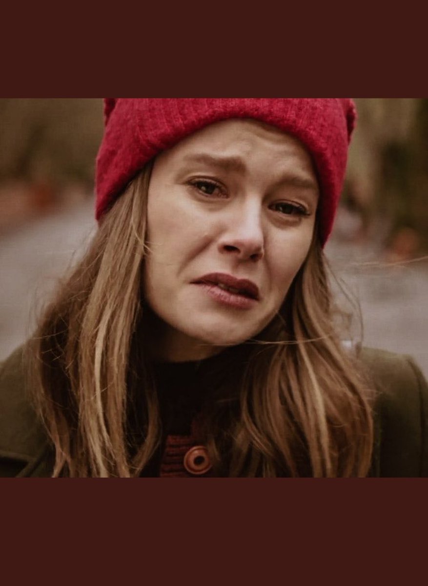 O kadar içtendi ki gerçekleri öğrendiğimde benimde dünyam başıma yıkıldı ah ahhh ne yaşanmışlıklar ne hikayeler görüceğiz daha. #KırmızOda #KırmızıOdaboncuk