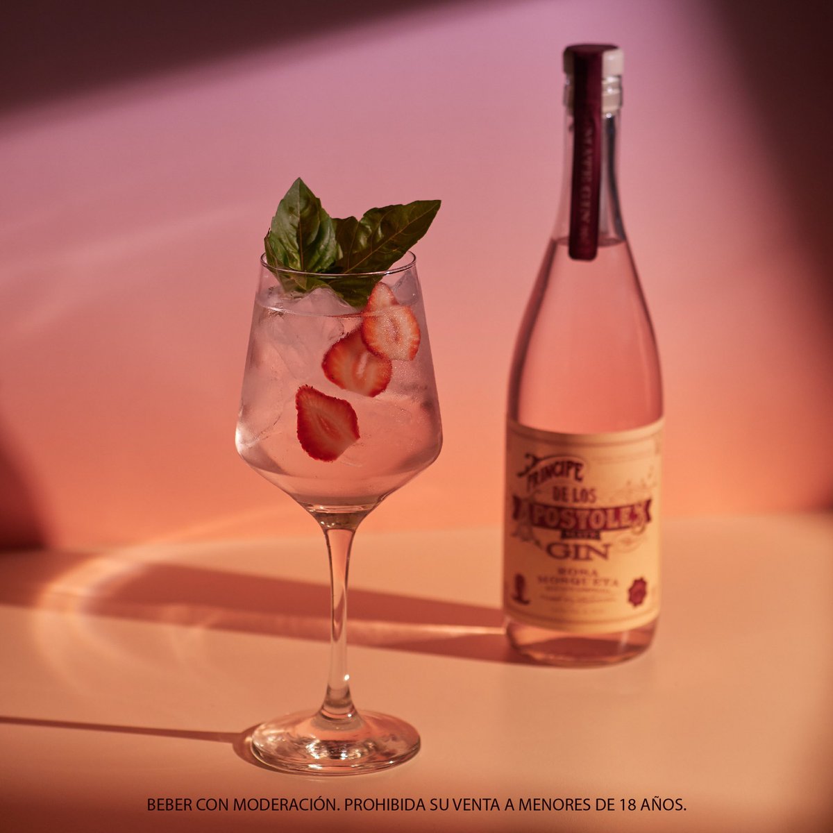 Fresco y dulce #VeranoRosa
.
50 ml de Gin Principe de los Apóstoles Rosa Mosqueta 
Completar con Tónica Pulpo Blanco
Rodajas de frutilla y hojas de albahaca fresca