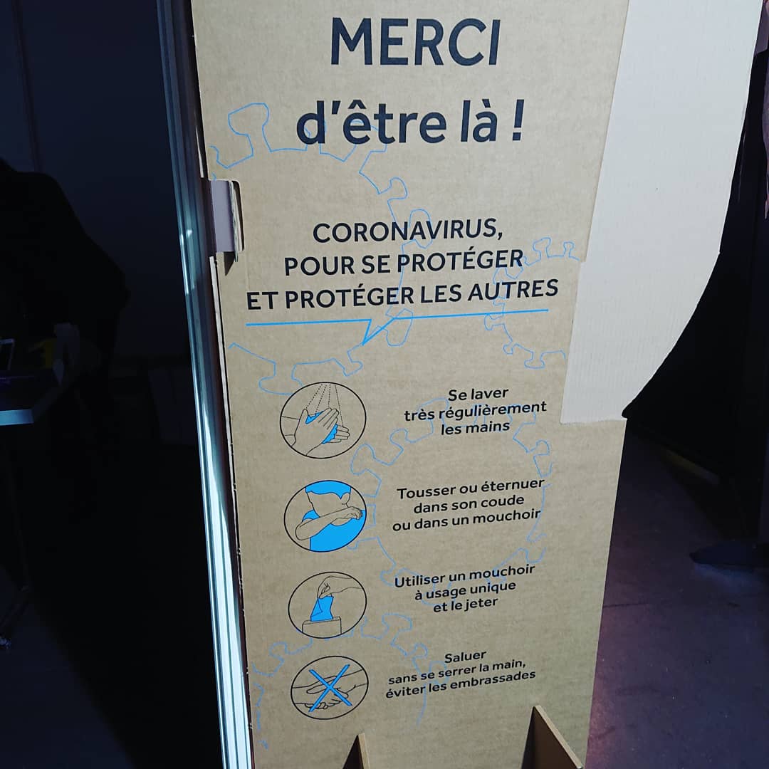 enfoires's tweet photo. Pour travailler en toute sécurité sur les #Enfoires2021, les équipes se font tester dans la salle grâce à l'équipe de bénévoles du centre de prélèvement PCR :
- un médecin référent COVID-19
- l'équipe administrative
- l'équipe de préleveurs et biologistes des HCL
Merci à eux ! 👏🏻 https://t.co/XzpLtt8a1d