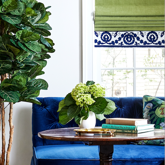 I'm so in love with this blue banquette...I'd spend all of my Friday afternoons here. @kravetinc @romo_fabrics @schumacher1889 #katespadefabric #interiordesign #dcdesigner #interiordecor #tgif