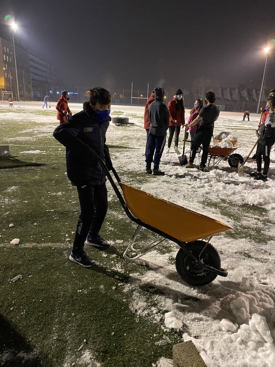 clubrugbyalcala's tweet photo. ⛏❄️Poniendo el hombro desde pequeños. 
💪🏼Gracias a los voluntarios de todas las edades que estáis ayudando.
Mañana más! https://t.co/PzlYxYoZih