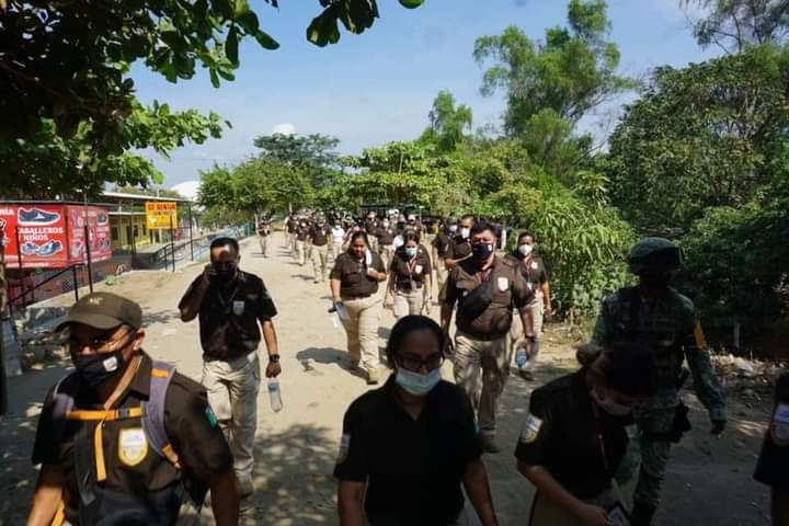 BensmanTodd's tweet photo. Fate of the latest migrant caravan so far: blocked by Honduran riot police https://t.co/eKydJisflz