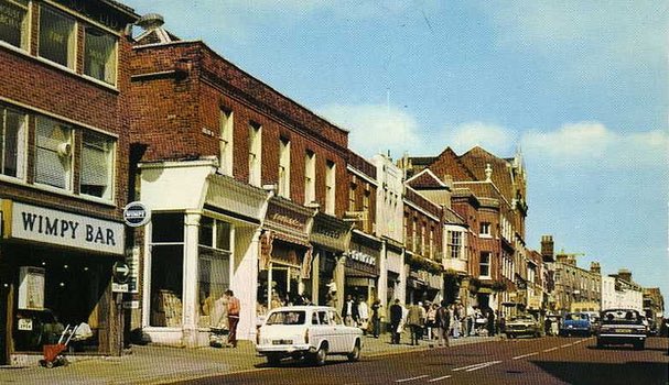 mastropotato's tweet photo. A gentler time @newmacdroitwich #potatosack #colchester #oldskool #classiccars #retro https://t.co/B1hR56qeAV