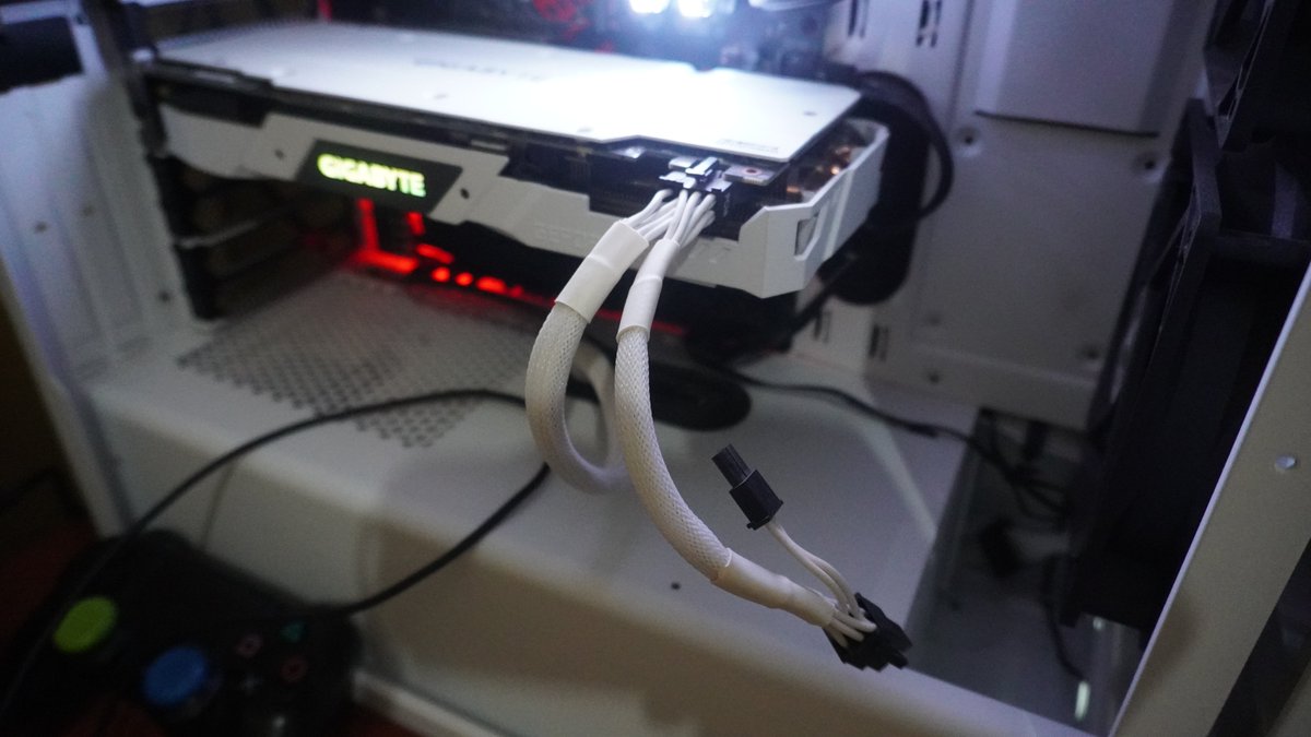 SteveKabbis's tweet photo. @paulhardware  is the connection ok or am i depriving my GPU of power with that cable hanging? It's the RTX 2060 from Gigabyte paired with a corsair RM750x. The cable came with the PSU and has 2 (6+2)s on the end you see and a single 8 pin connected to the psu https://t.co/yaqOPzUFbQ
