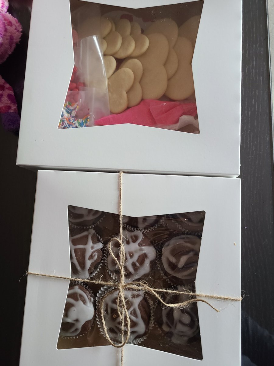 iamkinected's tweet image. Special delivery #deestreats
What a thoughtful surprise ‼️ 

#cookiekit #smallbusiness #stressed #desserts #feedthepandas