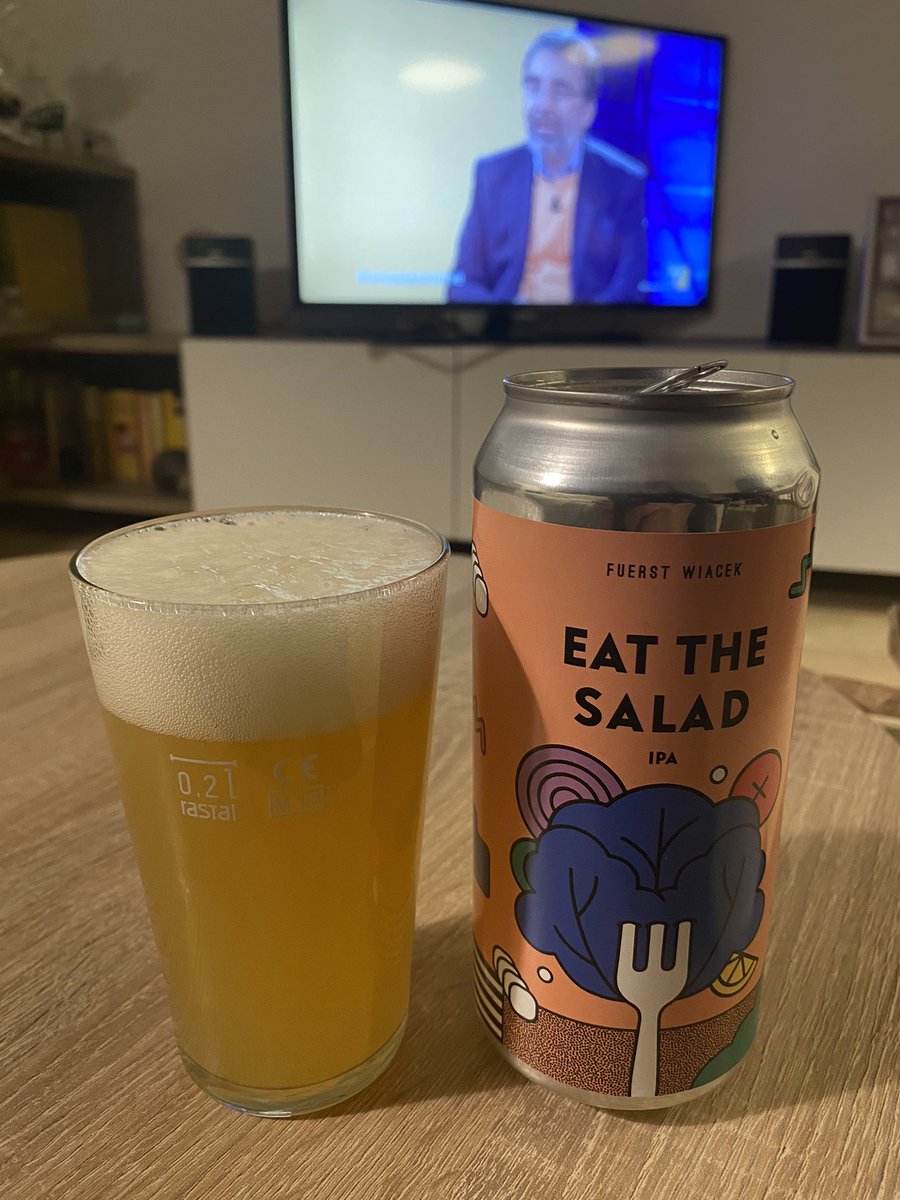 simocasti's tweet photo. Guardando @welikeduel 
Stasera non potevamo perdercela, e visto che non ci fanno lavorare al pub, la birretta è d’obbligo! https://t.co/RHVAGpGrAR