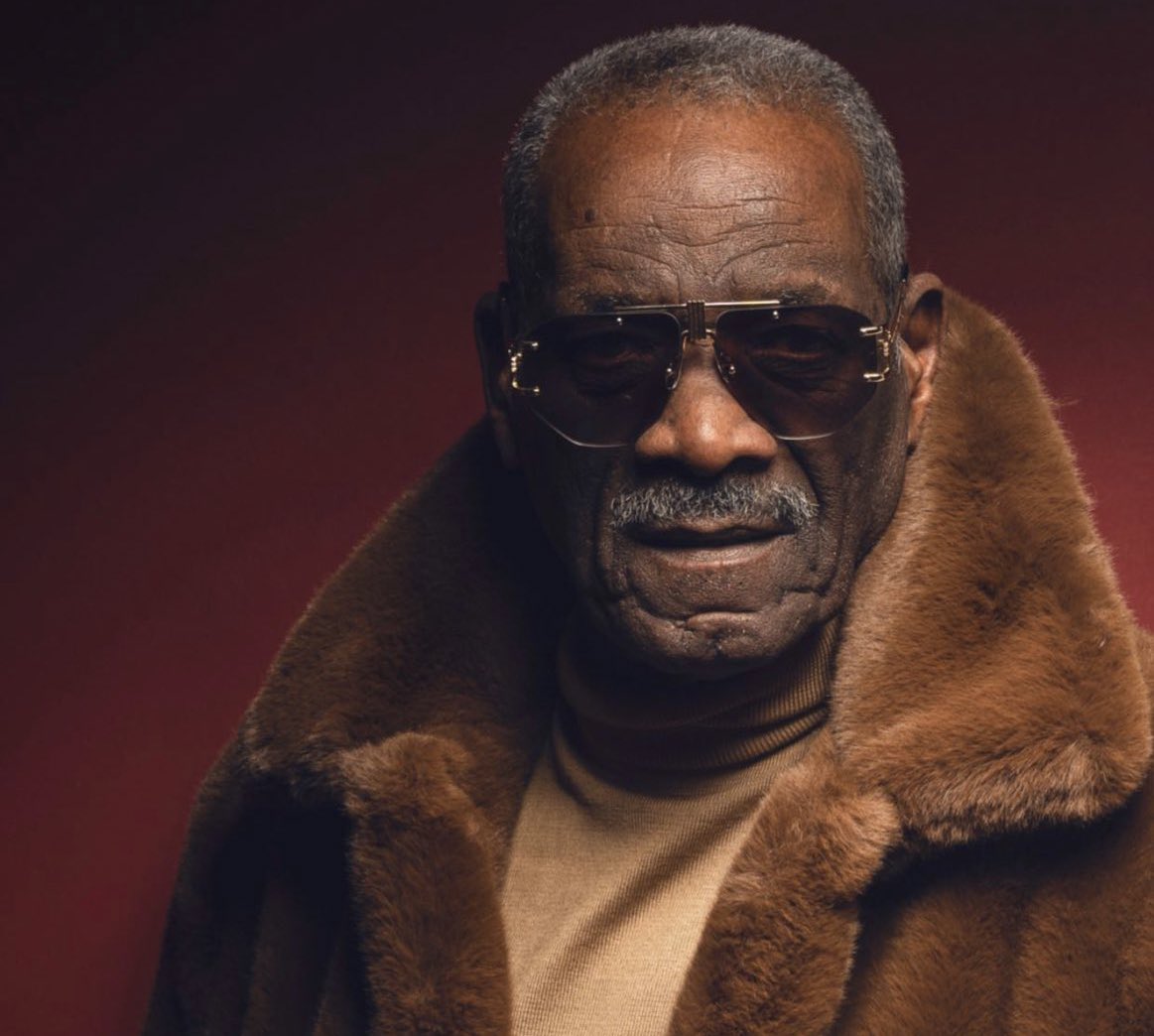 مع الحكومة                     مع المعارضة