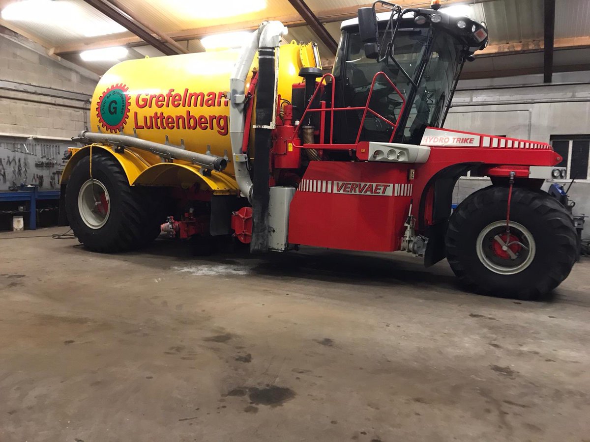 Winterklus: onderhoud aan trekkers en machines. Diverse machines zijn toe aan een grote onderhoudsbeurt zoals het vervangen van motor- hydrauliek- en brandstoffilters, olie en kleppen stellen.