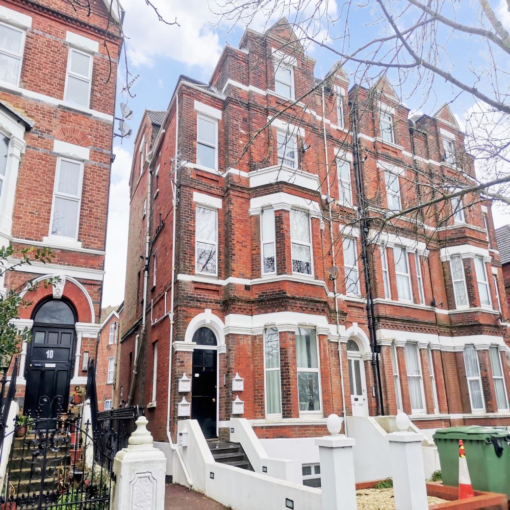 8 Shorncliffe Road for rental. Please contact Motis Estates Lettings Team on 01303 212025 for find out more or visit motis-estate.com zcu.io/CURv