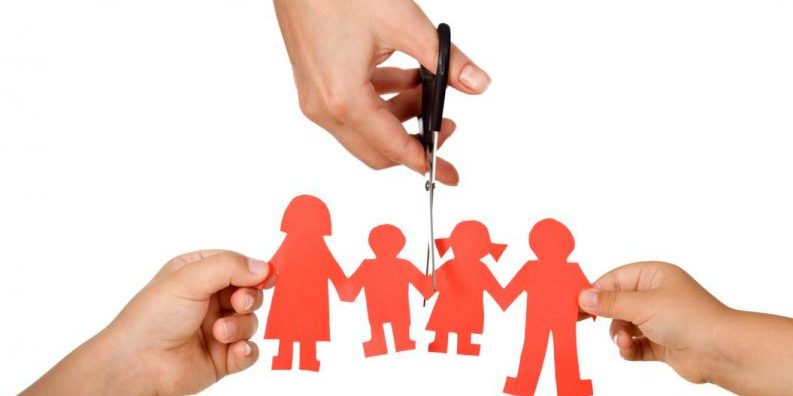 En la actualidad, las separaciones y divorcios van en aumento y esto, queramos o no, afecta a los hijos. Es inevitable pero podemos seguir unas pautas para que sea “lo más llevadero y menos traumático posible”.

escueladepadrestrespuntocero.es/cuando-los-pad…