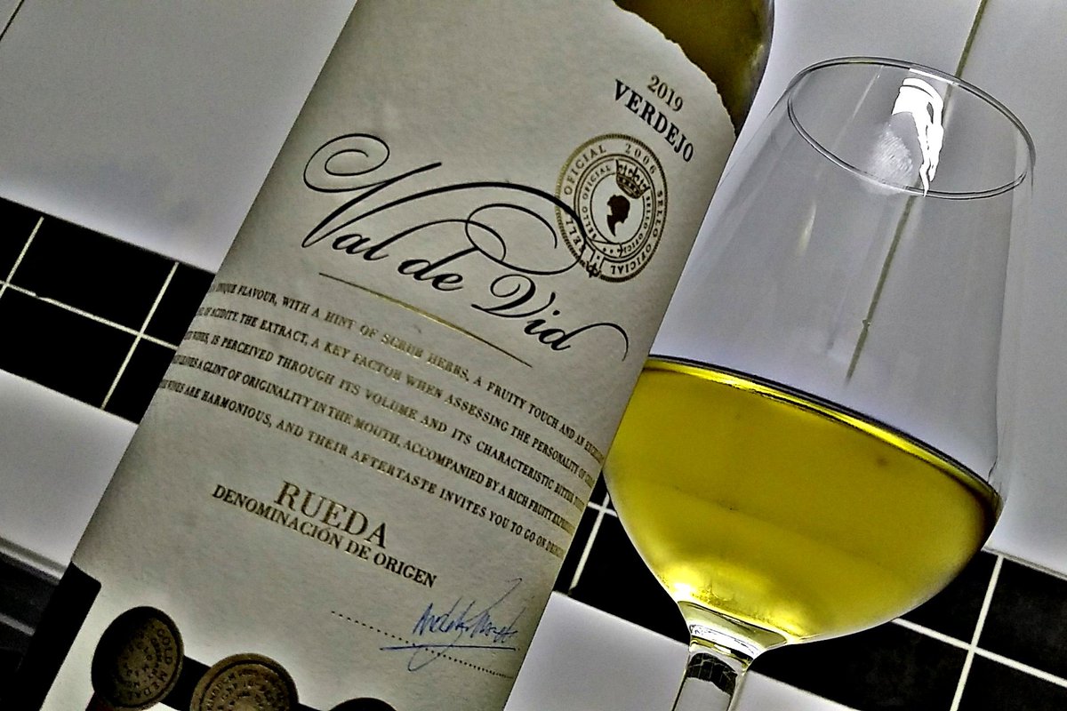 Esta noche nos hemos descorchado un espectacular #Verdejo <a href="/DORueda/">D.O. Rueda</a> de <a href="/ValdeVid_B/">Bodegas Val de Vid</a> #TimetoTaste #AlLio
