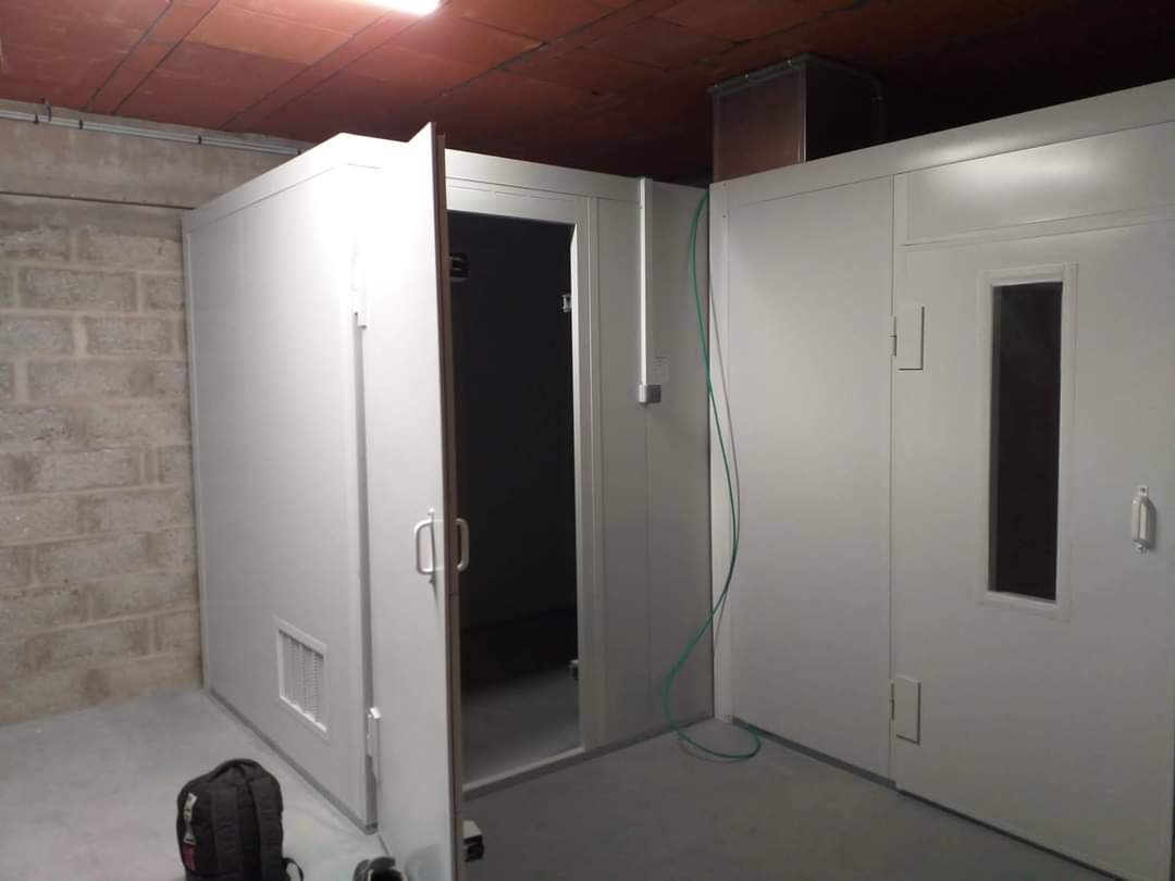 Buenas tardes, les dejamos foto de una nueva cabina de pintura,box y muro aspirante
Good afternoon, here's picture of a new spray booth, mixing room and aspiration wall.
Bonjour, nous laissez-le photo d'une nouvelle cabine de peinture,labo et mur d'aspiration