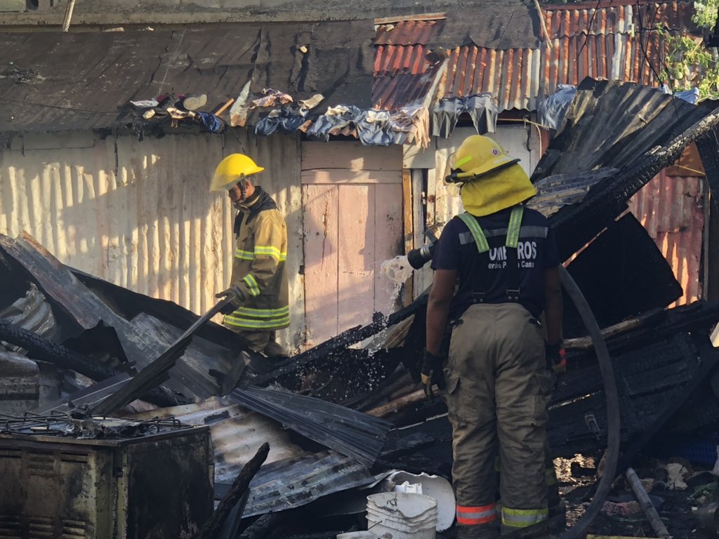 BVPC_Oficial's tweet photo. [ACTUALIZACIÓN] Controlado Incendio de cuatros viviendas en la Calle 4 Del Sector Villa Esperanza en Verón.

Al evento respondieron (2) Dos unidades de combate y (1)  una de la @PoliciaRD

(4) cilindros de GLP fueron enviado a zona segura.

No se registraron personas lesionadas. https://t.co/DHGVOU4DsM