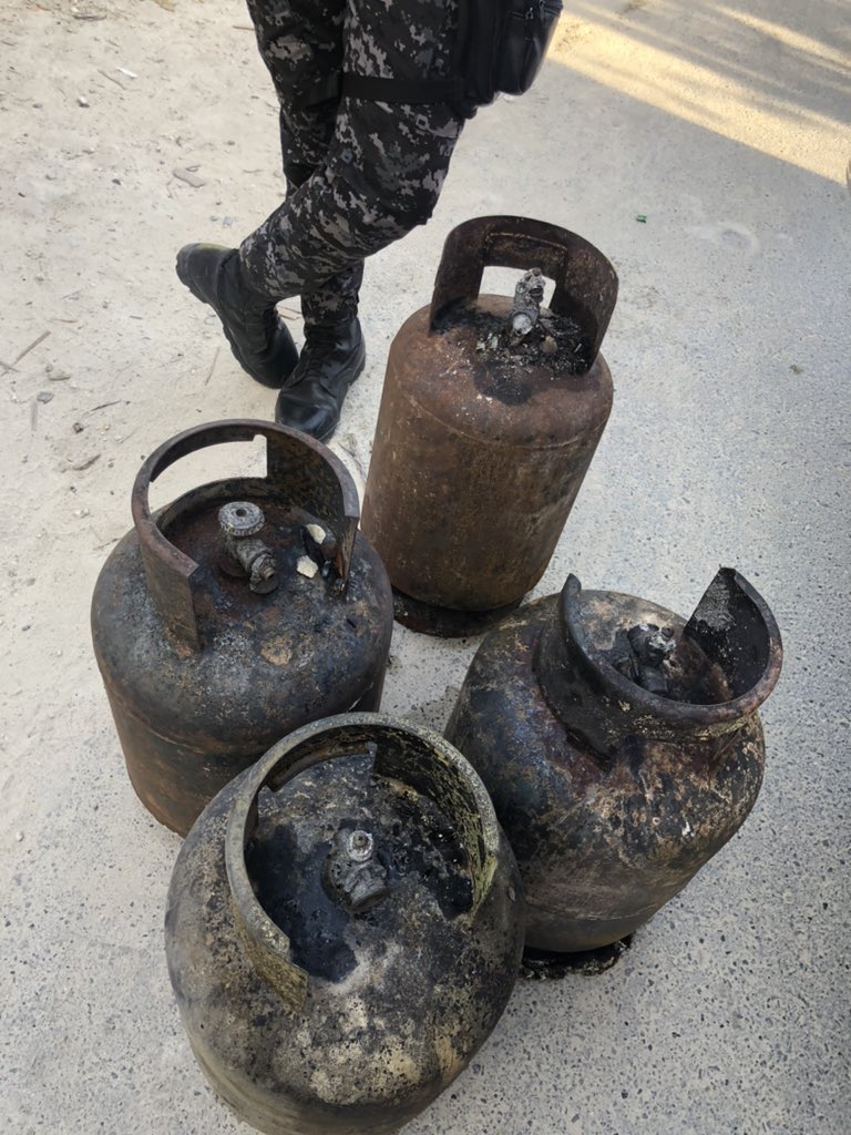 BVPC_Oficial's tweet photo. [ACTUALIZACIÓN] Controlado Incendio de cuatros viviendas en la Calle 4 Del Sector Villa Esperanza en Verón.

Al evento respondieron (2) Dos unidades de combate y (1)  una de la @PoliciaRD

(4) cilindros de GLP fueron enviado a zona segura.

No se registraron personas lesionadas. https://t.co/DHGVOU4DsM