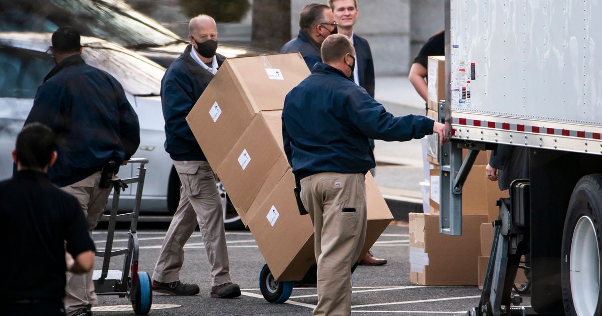 ShaneHand1's tweet photo. Ya don't wanna miss this! Staffers are packing and loading Trump's stuff into the moving trucks! #SendTrumpHome https://t.co/1vK1EW65Sh