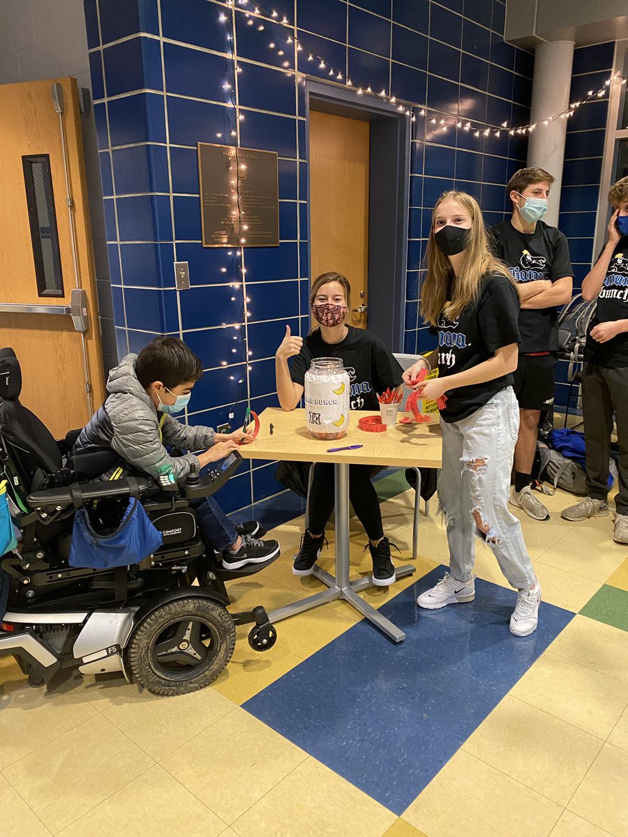 MrsJMadeira's tweet photo. The Banana Bunch tradition continues... in the day time! Special thanks to Spradlin Automotive and the Blomer family for their continued support. Congratulations to Cahill Masys for winning the Apple Watch SE! https://t.co/UWYcwAmjDH
