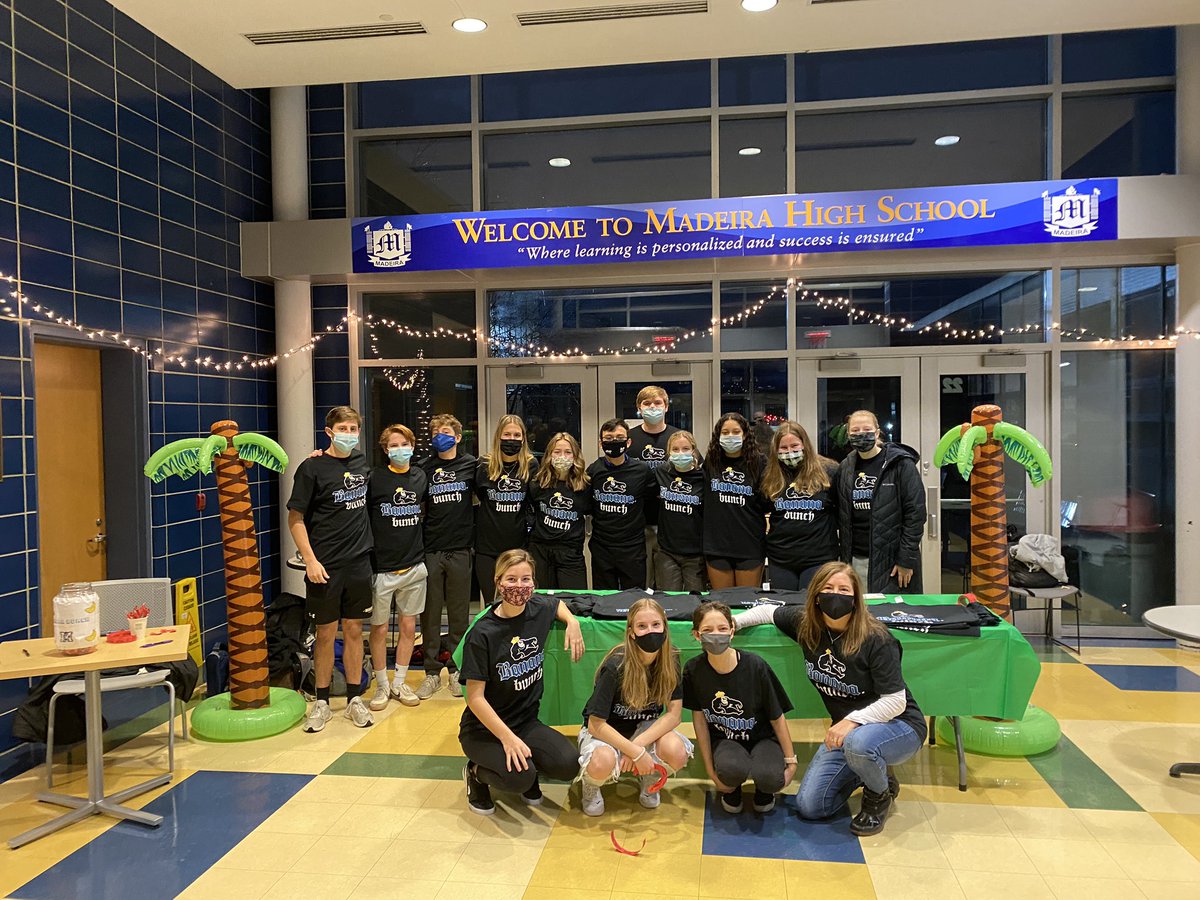 MrsJMadeira's tweet photo. The Banana Bunch tradition continues... in the day time! Special thanks to Spradlin Automotive and the Blomer family for their continued support. Congratulations to Cahill Masys for winning the Apple Watch SE! https://t.co/UWYcwAmjDH