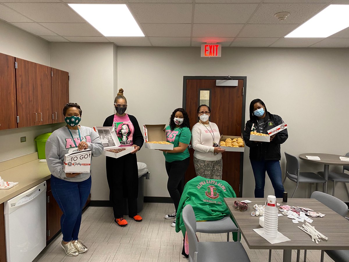 AEaglan08's tweet image. A sweet treat for our staff as we celebrate being the first and finest. 💕💚📚 #ServiceToAllMankind #AKAeducators #AKA113