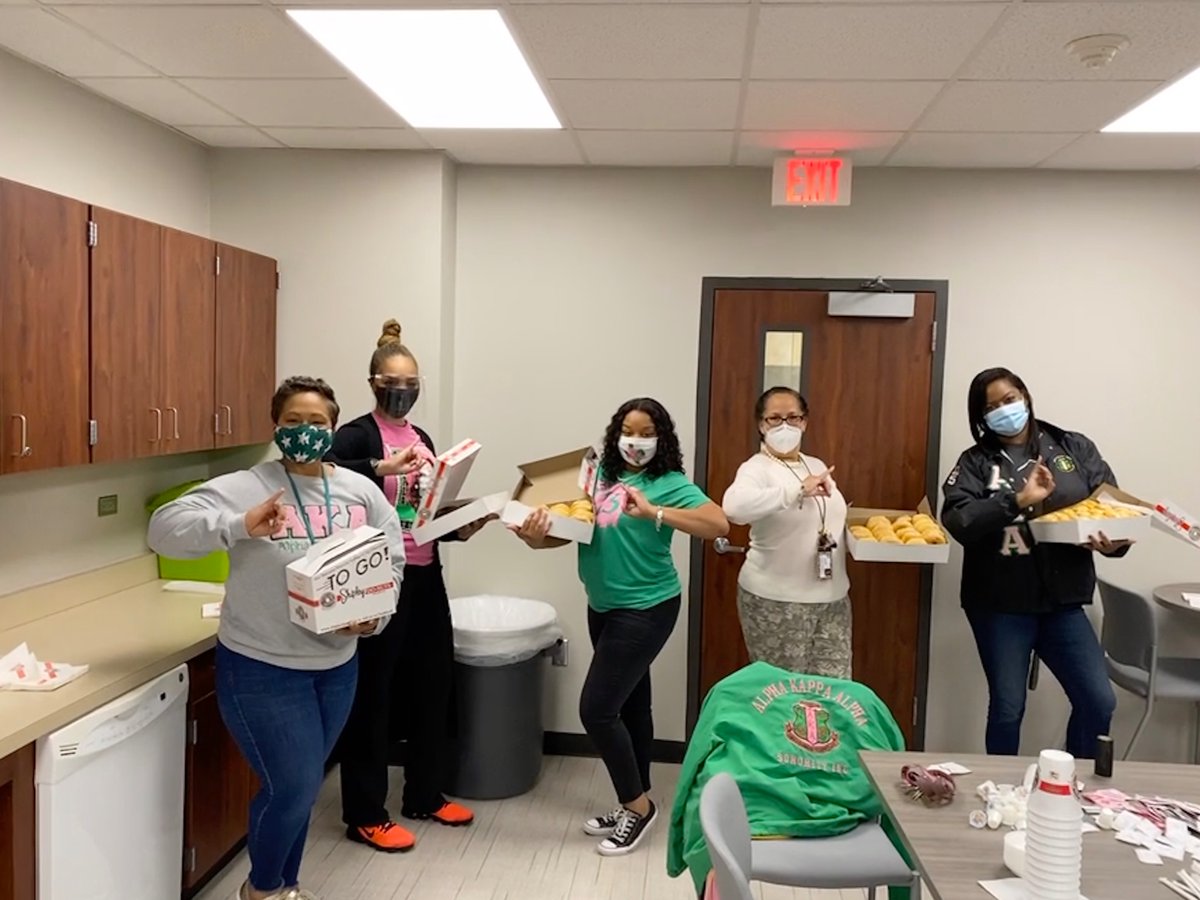 AEaglan08's tweet image. A sweet treat for our staff as we celebrate being the first and finest. 💕💚📚 #ServiceToAllMankind #AKAeducators #AKA113