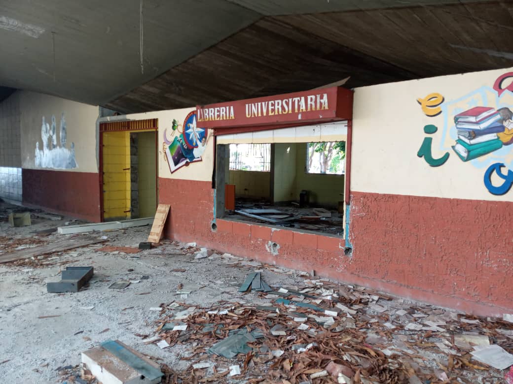CisnerosVzla's tweet photo. #DENUNCIA| La importancia sustantiva para la búsqueda del conocimiento y el desarrollo de una sociedad hoy se encuentra totalmente perdida en la #UDOSucre. Pues esta biblioteca que prestaba servicio a la histórica Cumana, hoy esta en cenizas y ruinas. Una obra mas del socialismo. https://t.co/gKsOhk7NIp