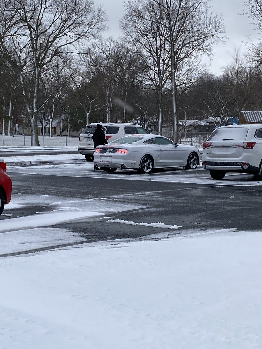 MrsHetzelSMSD's tweet photo. When you’re walking out to your car and see a fellow staff member cleaning off all the cars in the lot 💛💛 @Buffaloes_SMSD #ThanksMrPhillips https://t.co/XrgBssIdbe