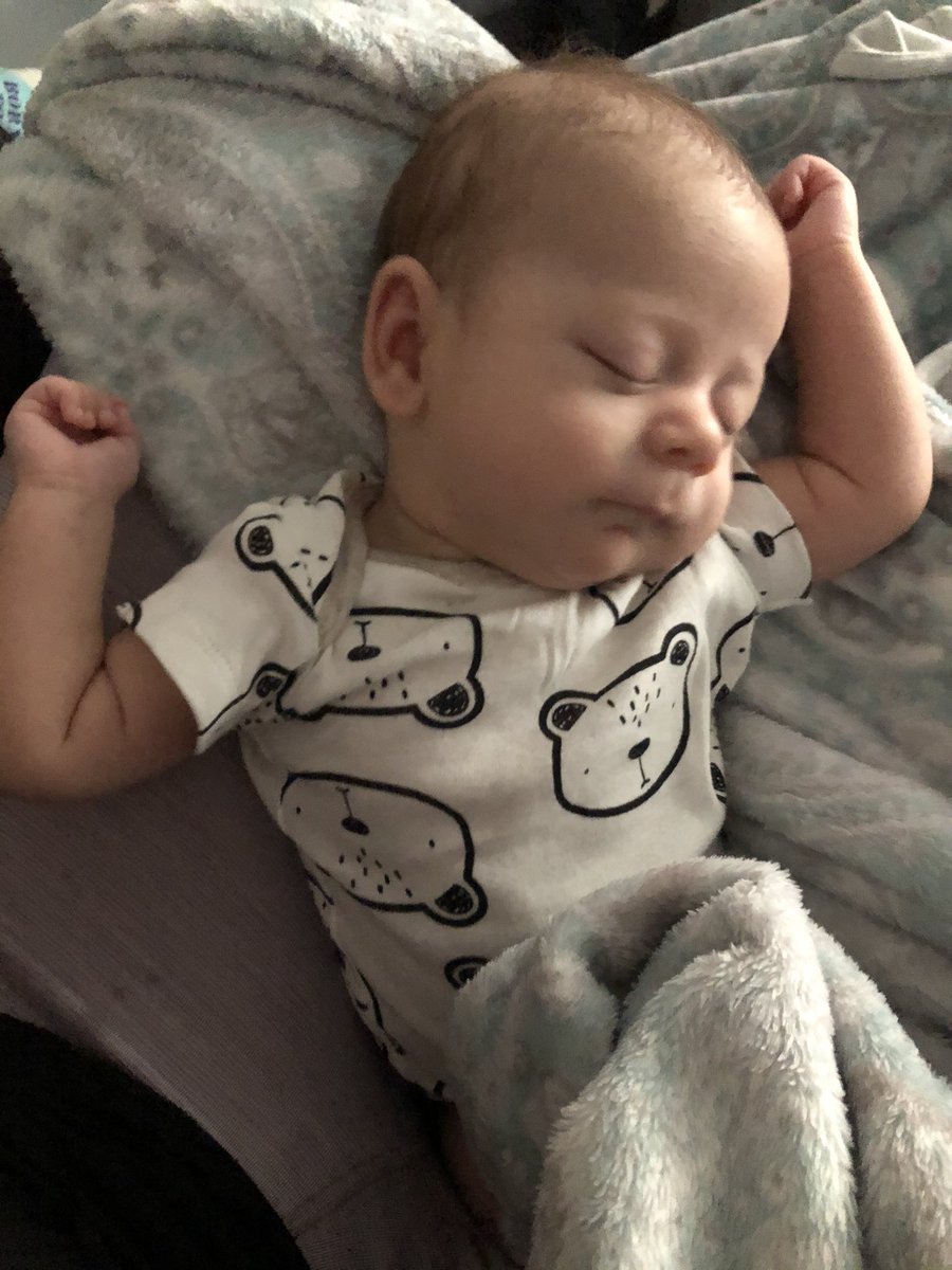 _laugh_333's tweet image. Life’s rough man. #twinmom #mybabies #sheissocute
