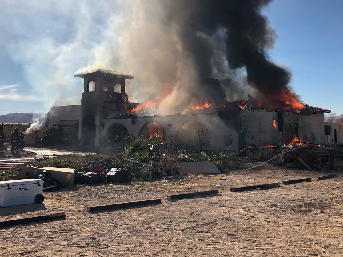 Are you seeing smoke in the south valley? @ClarkCountyFD is doing a live fire training session near Pyle and Gilespie. Some streets in the area may be shut down for safety. https://t.co/9wz8jFKyDN