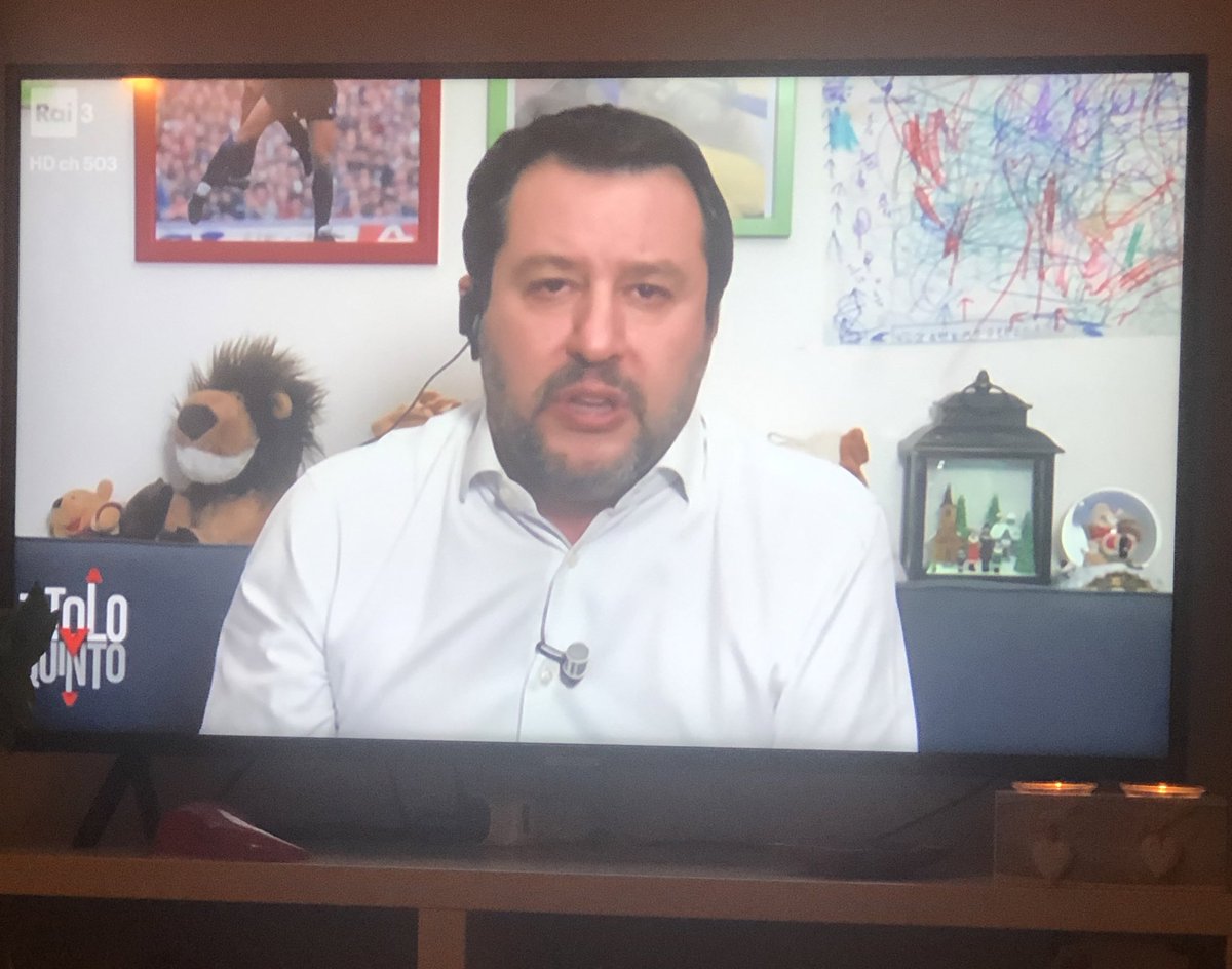 Ma solo a me fa vomitare il fatto che #Salvini faccia i collegamenti in diretta dalla cambretta della figlia?