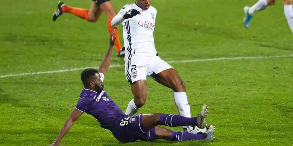 DBreckpot's tweet photo. We're playing a game.
Guess thé one that got the red card. 

Belgian referees are a joke

#EUPAND https://t.co/4FZT0hhuue