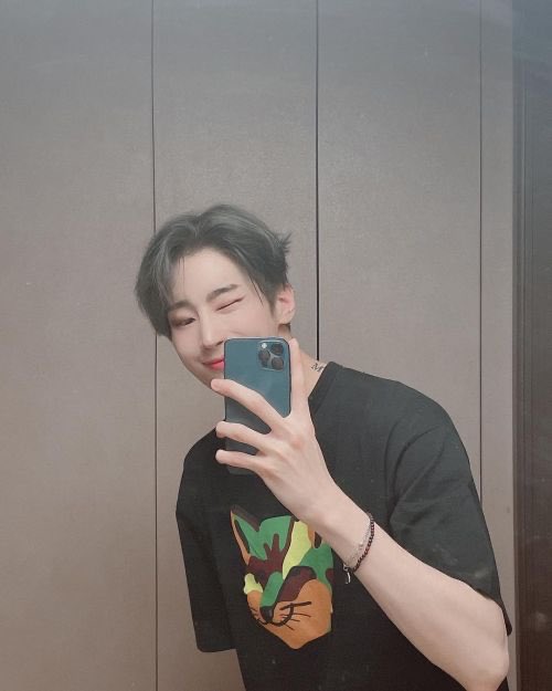 thinluvv's tweet photo. what  about  h4n  s3ungw00  triggers  my  ed  so  bad https://t.co/QZAB1nemrH