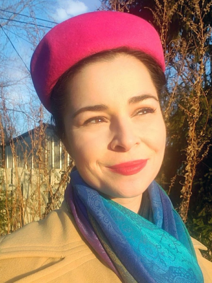 SopranoDonata's tweet image. The future is looking bright 🌄 Thanks mother nature for this sweet golden hour lighting and @byvinnik for my favorite vintage hat 👒 💙 #IndySoprano