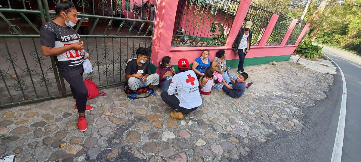 CruzRojaGT_'s tweet photo. #OrienteGT 🚑

#CruzRojaGT brinda Asistencia Humanitaria a personas del Flujo Masivo Migratorio en el Km 119  carretera a Esquipulas, Chiquimula https://t.co/IXL2dlRlsW