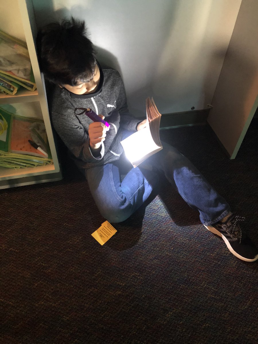 KLFeldner's tweet photo. First Flashlight Friday of 2021! 🔦✨#FeldnerFam #readingtakesusplaces https://t.co/ufqCpUxNuw