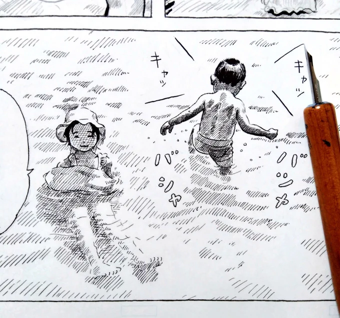 漫画、少しずつ描いてます。笑うと猫みたいな表情になる娘とレスラーみたいな肉付きの息子の背中。 