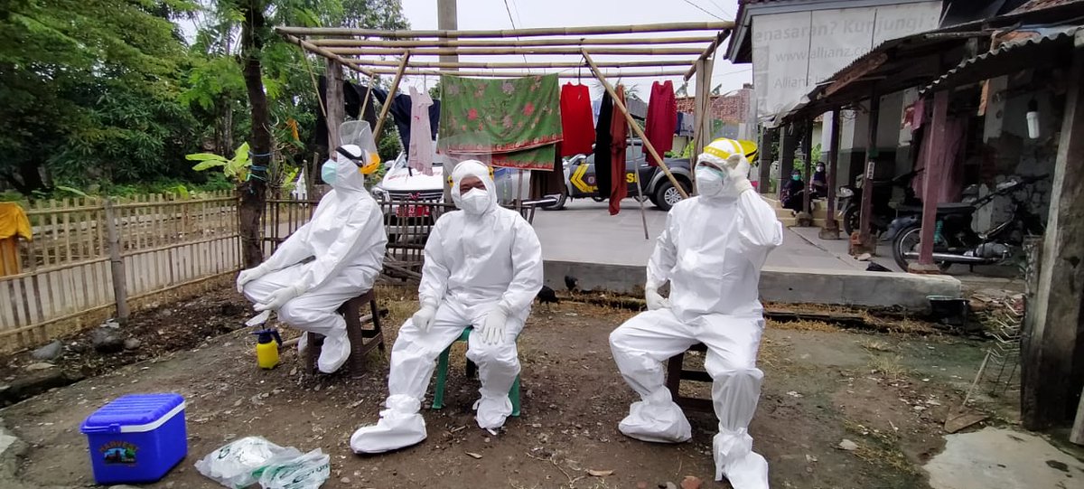RadarIndramayu_'s tweet photo. Petugas Swab Kepanasan Pakai Hazmat, Kesulitan Kumpulkan Warga Desa Kopyah https://t.co/F3wxv2X4hl #indramayu #anjatan #kopyah https://t.co/qRDfe0tggR
