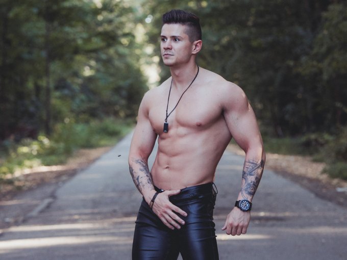 Time to wind down on the work week and bring out the leather pants ? #weekendvibes #weekendmood #camguy
