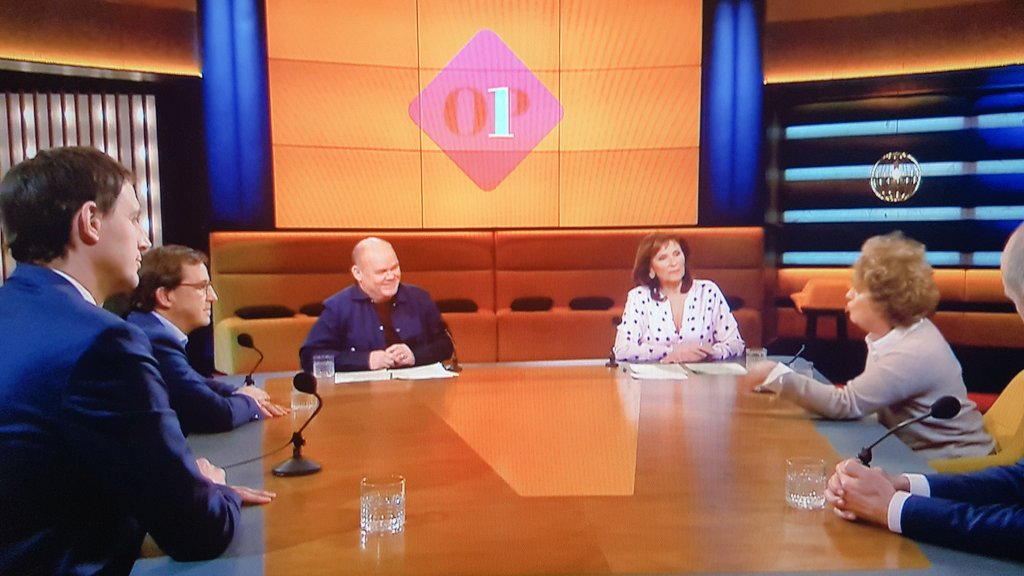 Wat mis ik op een avond als deze na de val vh kabinet Jeroen Pauw met zijn scherpe vragen richting Wopke Hoekstra. Circus Paul de Leeuw is ongepast en slecht. #op1npo
