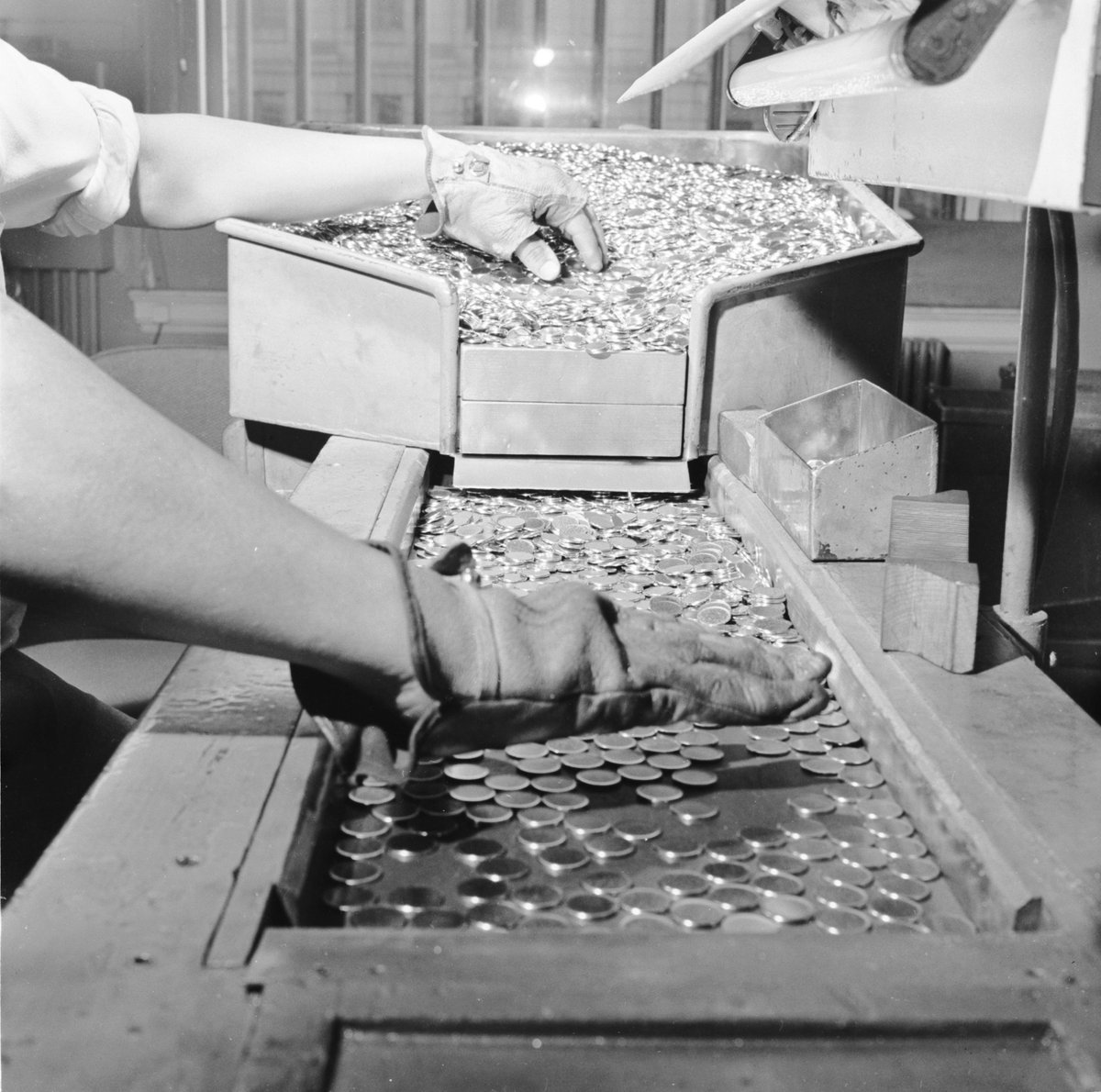 In 1902, Morgan had seven kegs of newly minted coins delivered to his office so that he could bestow the massive bonuses using piles of gold.The practice soon spread to other firms, yet some held off on giving bonuses until the new year  https://trib.al/XhUdcsP&nbsp;